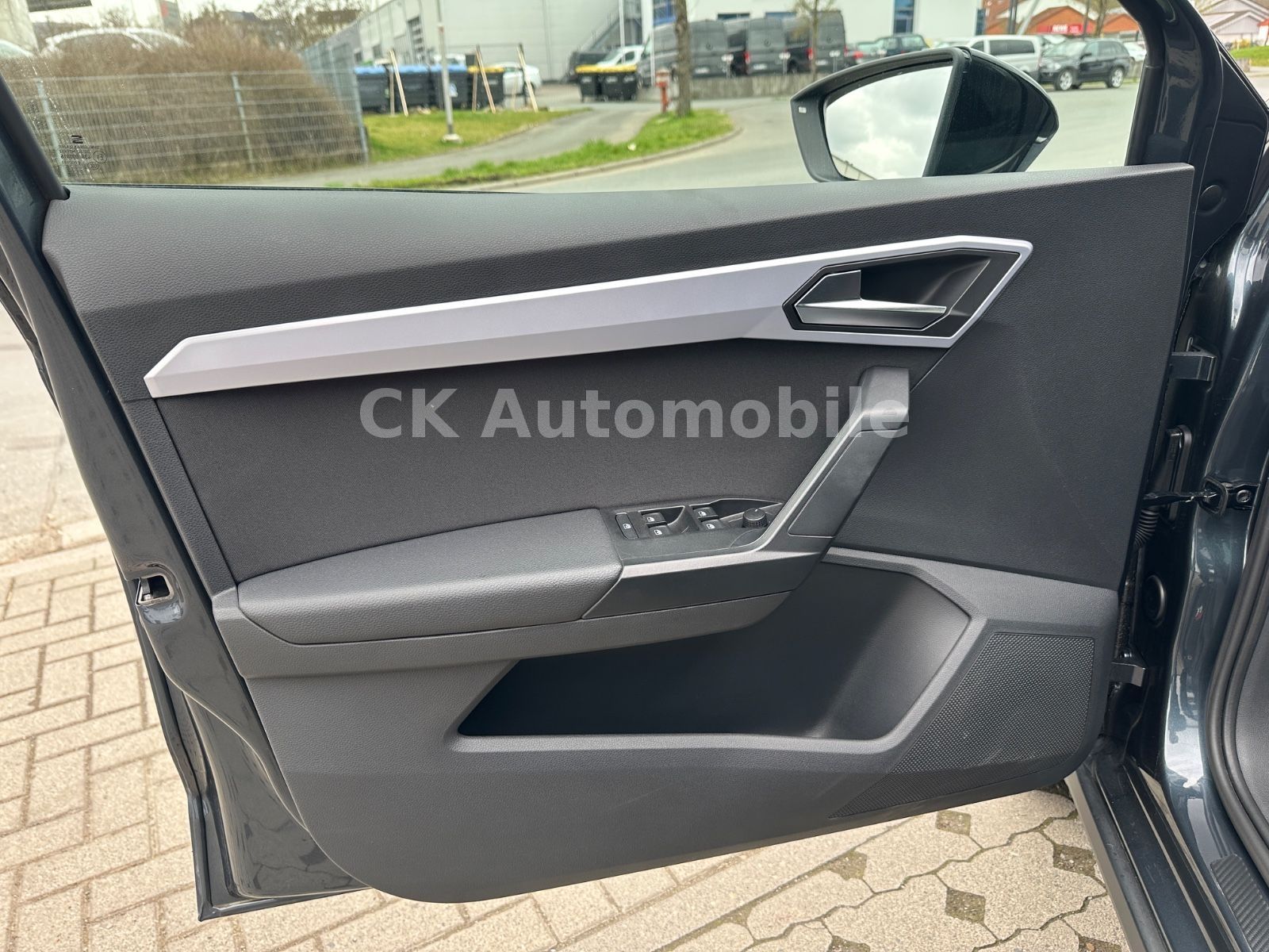Fahrzeugabbildung SEAT Arona 1.5 TSI 110kW FR DSG/Navi/LED/Kam/AHK