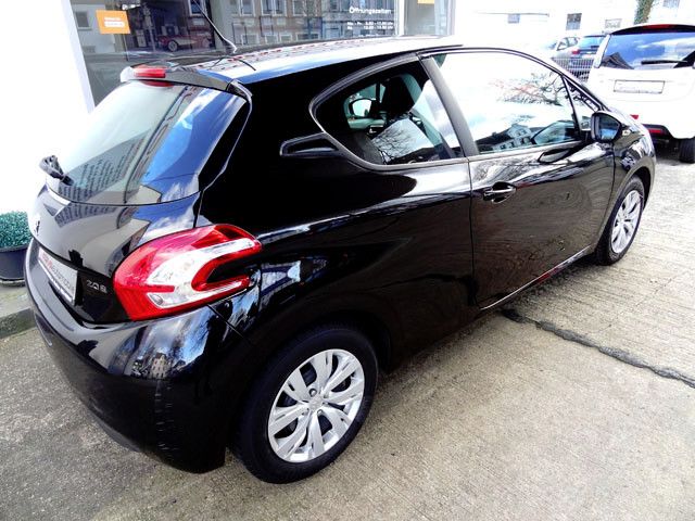Fahrzeugabbildung Peugeot 208 + Navi ZB+Klima+BT+WR+BC