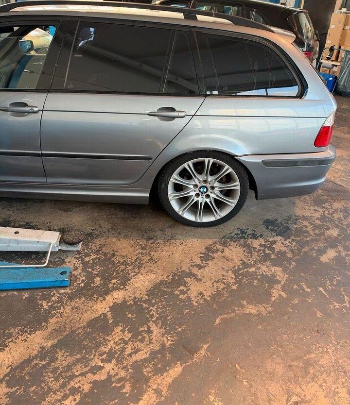 BMW 320 2004 — rear view