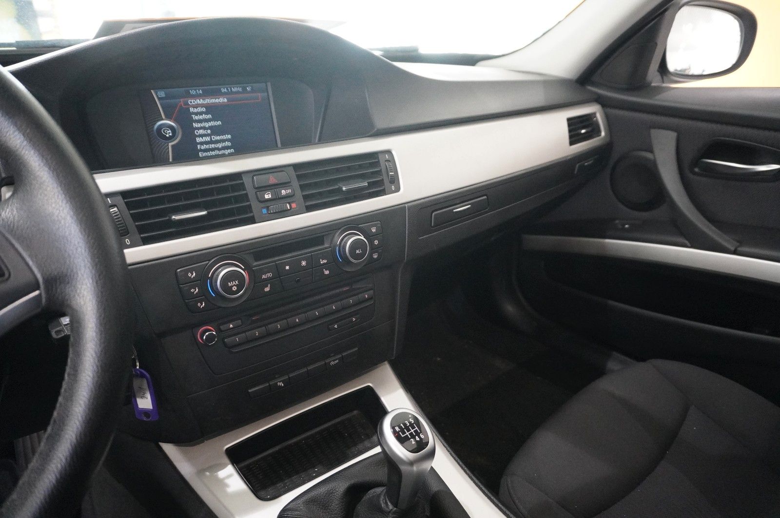 Fahrzeugabbildung BMW 320i TOURING NAVI/BI-XENON/SHZ/PDC/PANO./SH/TEMP