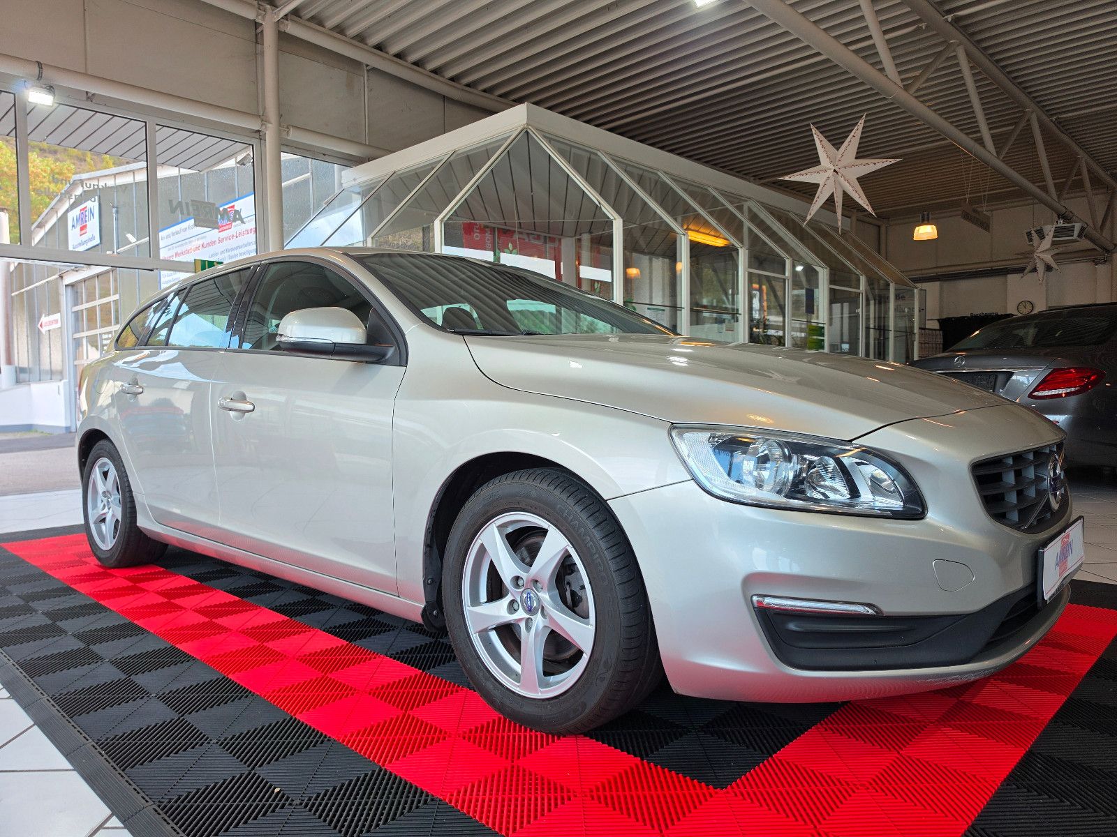 Volvo V60 Kombi Kinetic+NAVI+WINTER+KLIMAAUTO+TEMPOMAT