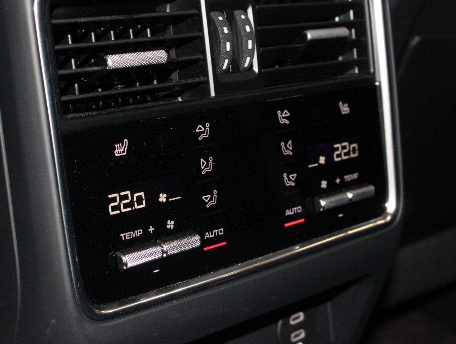 Fahrzeugabbildung Porsche Cayenne Turbo SportDesign-Paket|Carbon|PSCB|PDCC