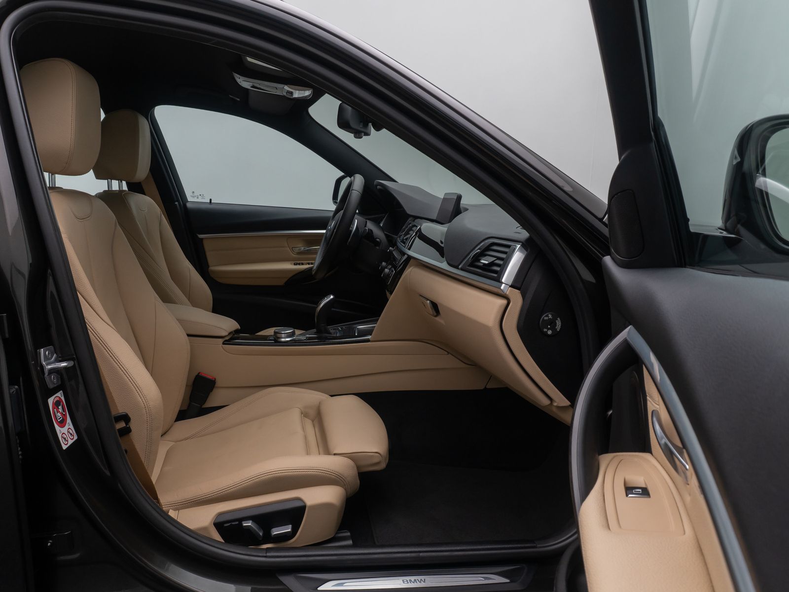 Fahrzeugabbildung BMW 320d SportLine Kamera HiFi NaviPro Alarm Komfort