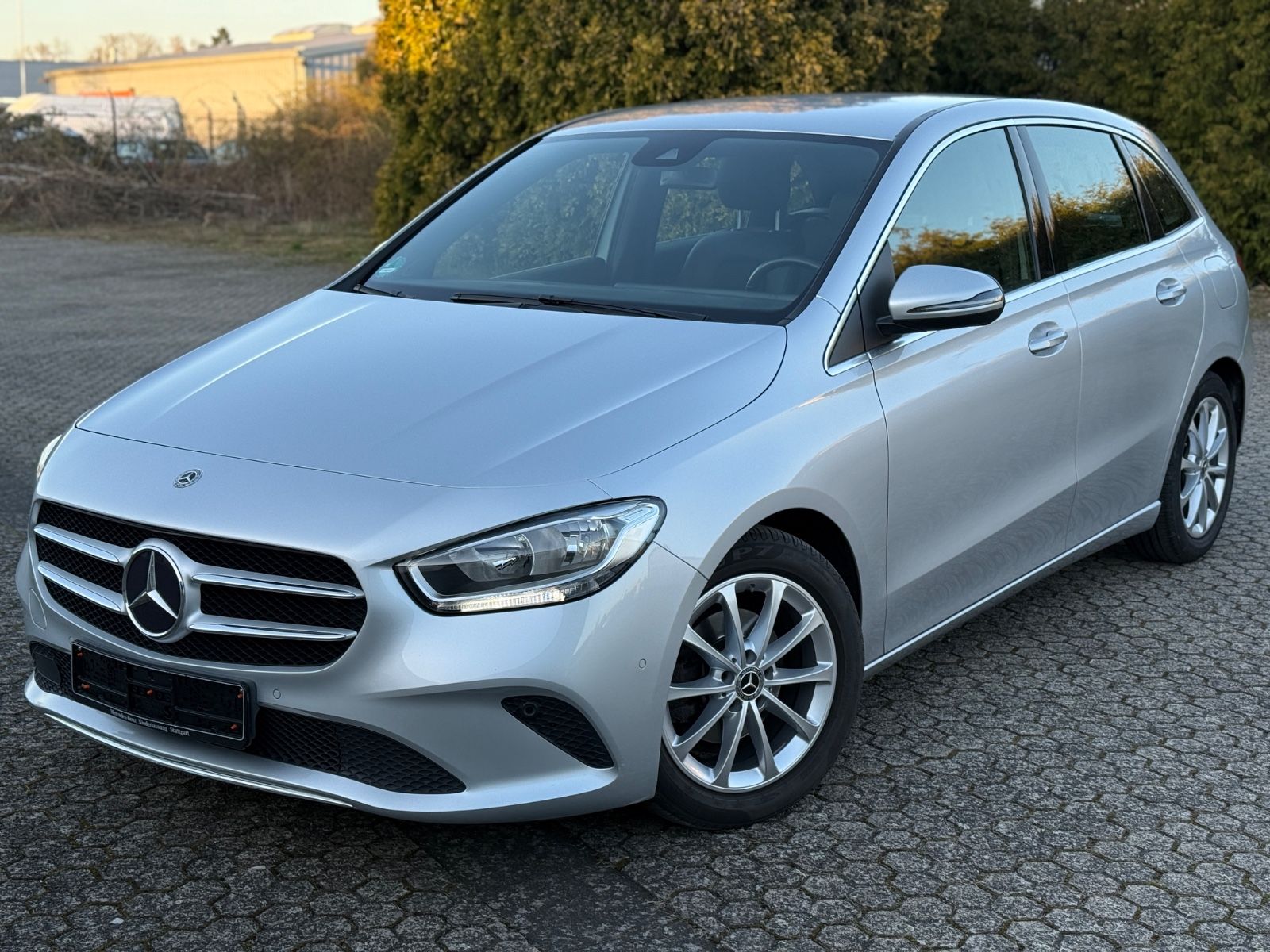 MERCEDES-BENZ B 180 * PROGRESSIVE * AUTOMATIK * NAVI * TÜV NEU