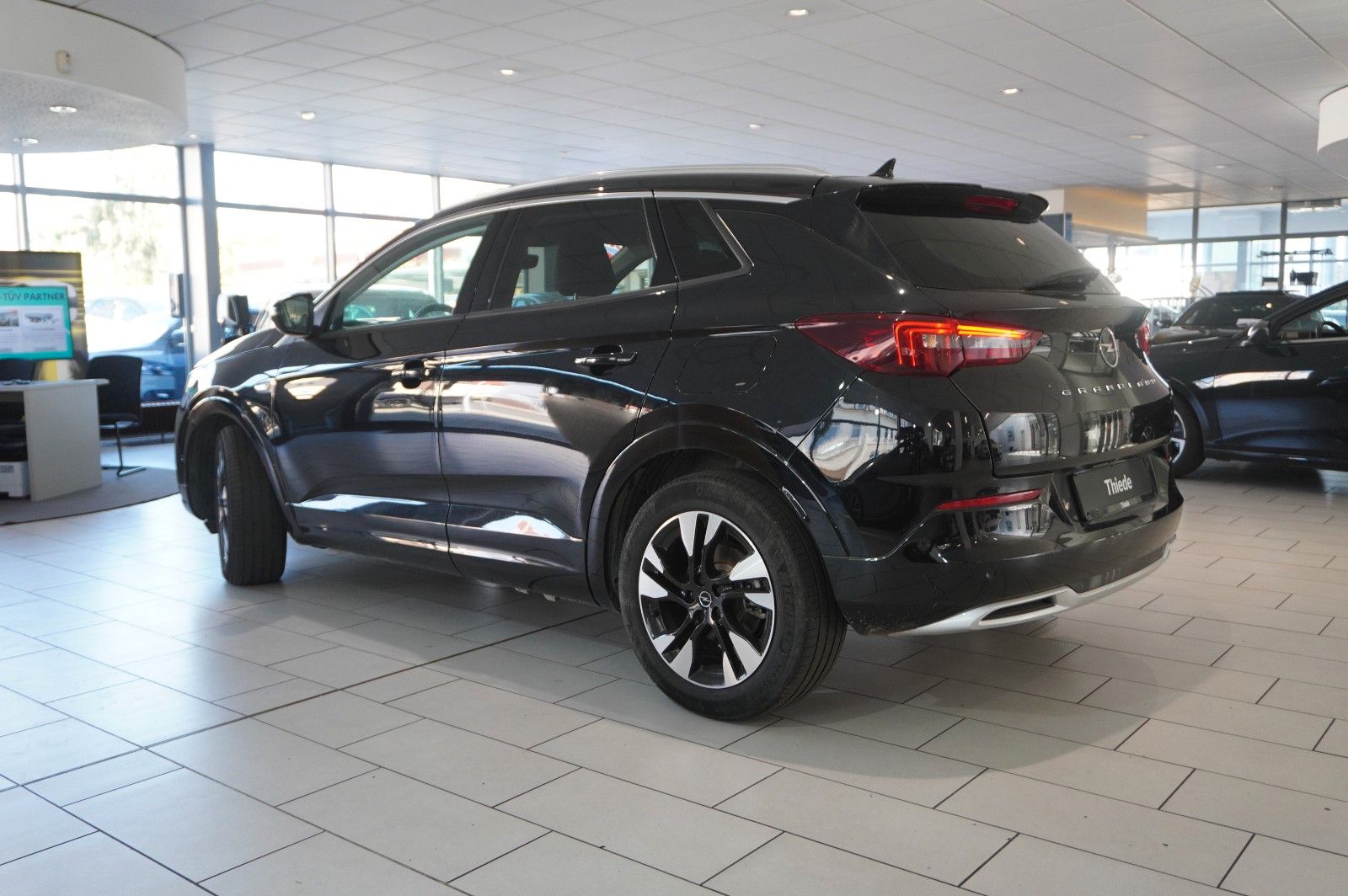 Fahrzeugabbildung Opel Grandland (X) ULTIMATE 4HYBRID NAVI/LED/360°/DAB