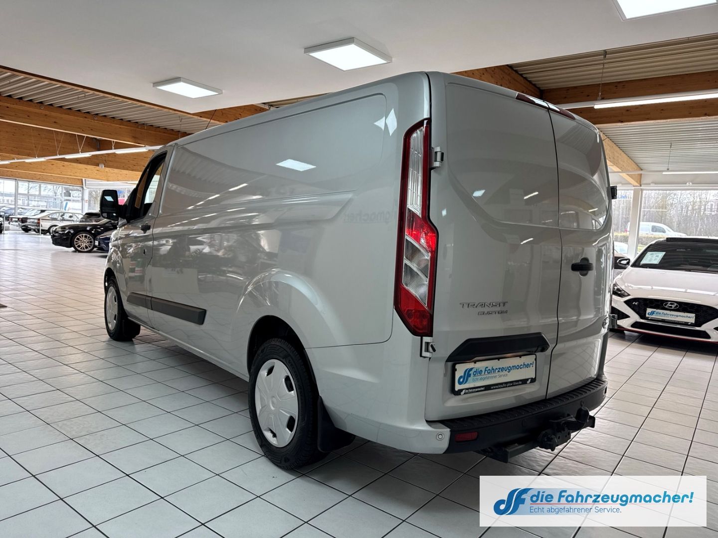 Fahrzeugabbildung Ford Transit Custom Kasten 300 L2 Trend AHK Navi Appl