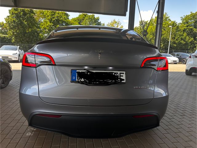 Tesla Model Y Performance Dual Motor AWD silber