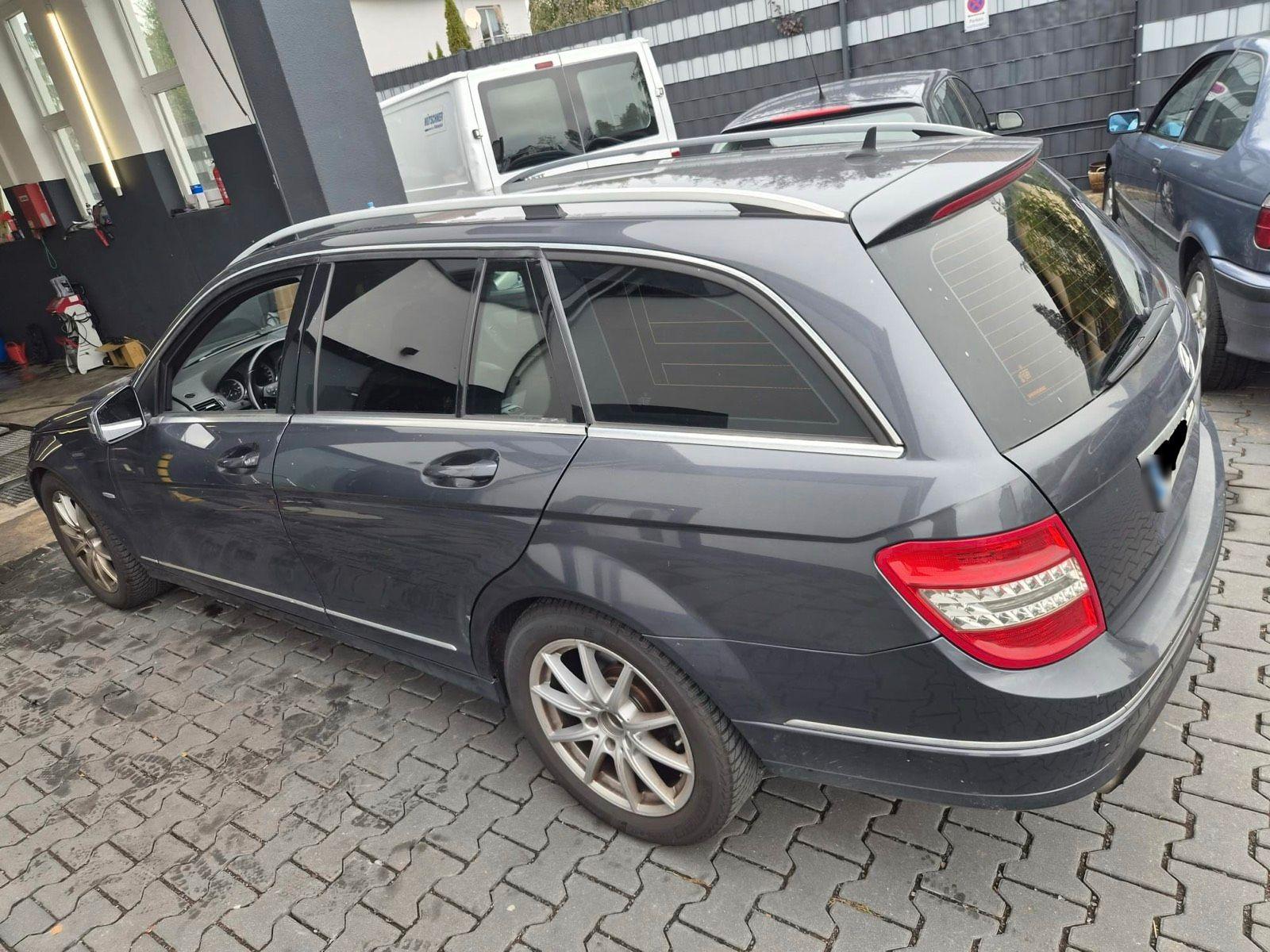 Mercedes-Benz C220 2010 — interior