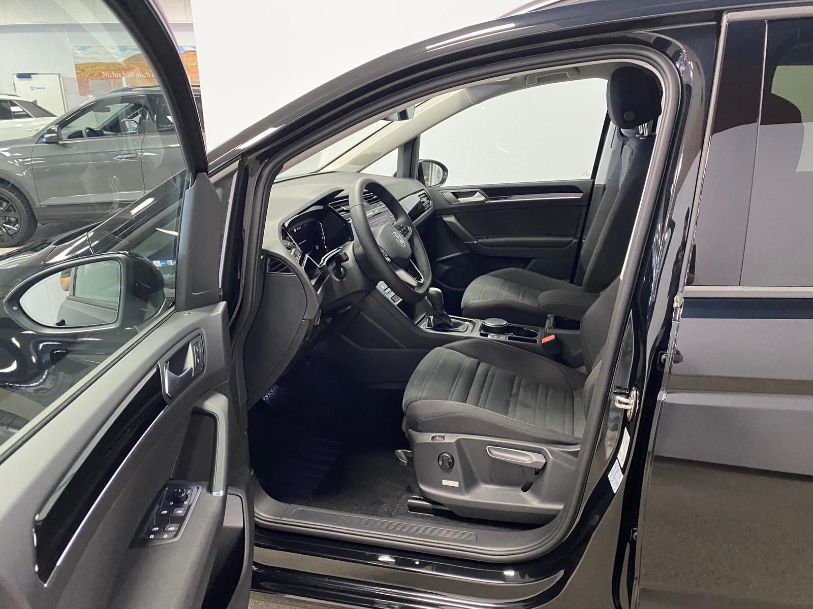 Fahrzeugabbildung Volkswagen Touran 1.5 TSI Comfortline+MATRIX+ACC+TOTWINKEL+