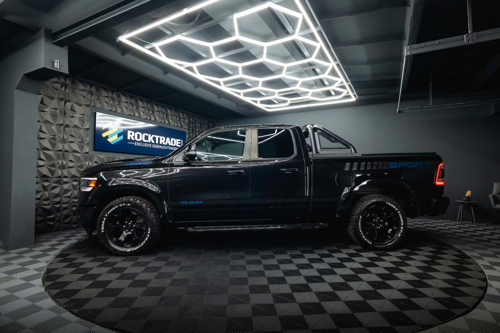 Fahrzeugabbildung Dodge RAM 5.7 V8 HEMI 4x4 OFFROAD Night-Paket LONGBED