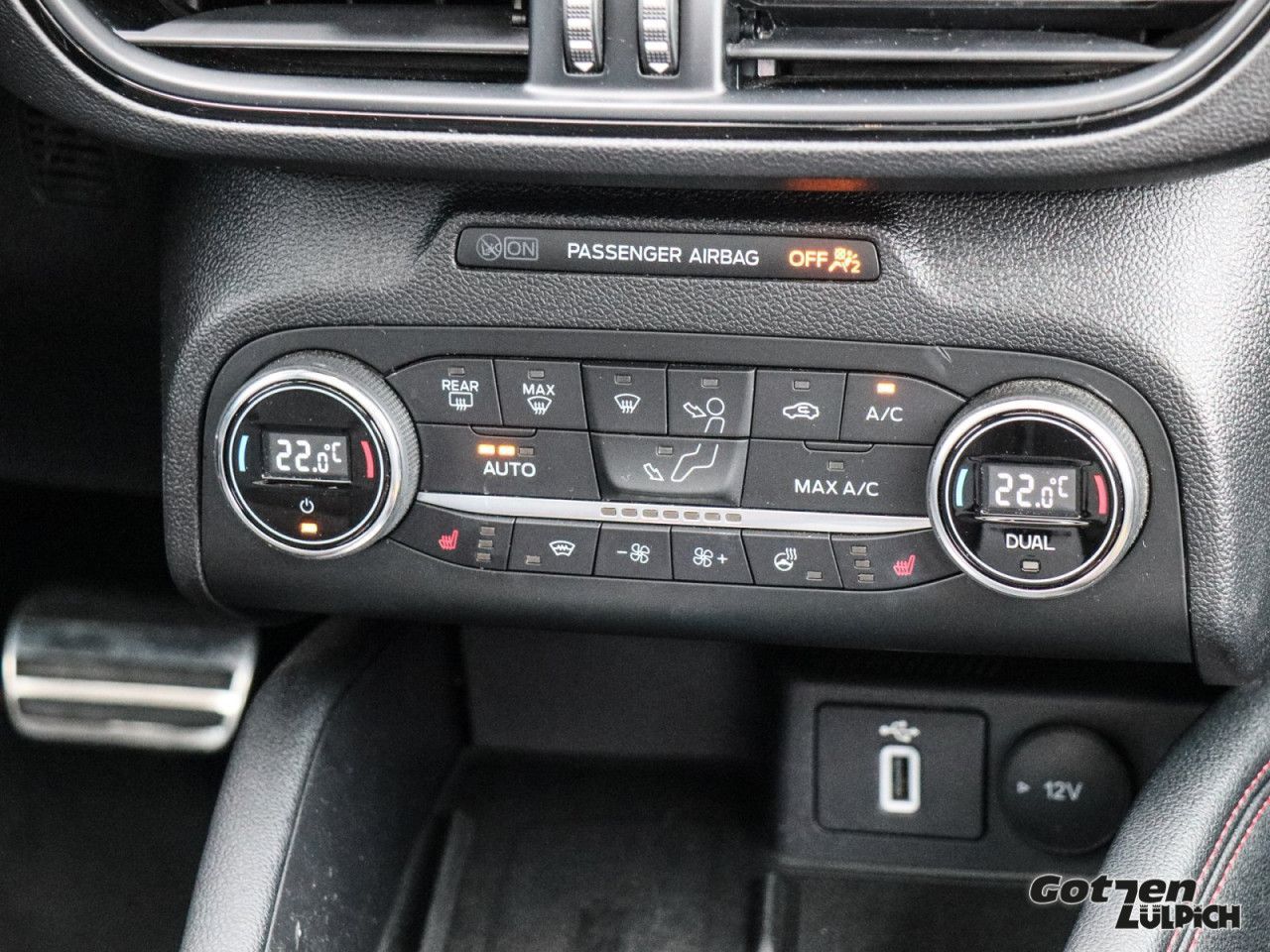Fahrzeugabbildung Ford Focus Turnier ST-Line 2.0 TDCi Navi Pano LED PDC