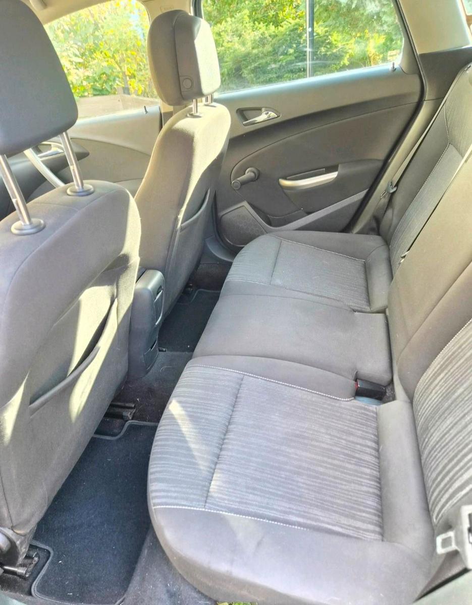 Opel Astra 2012 — photo 7