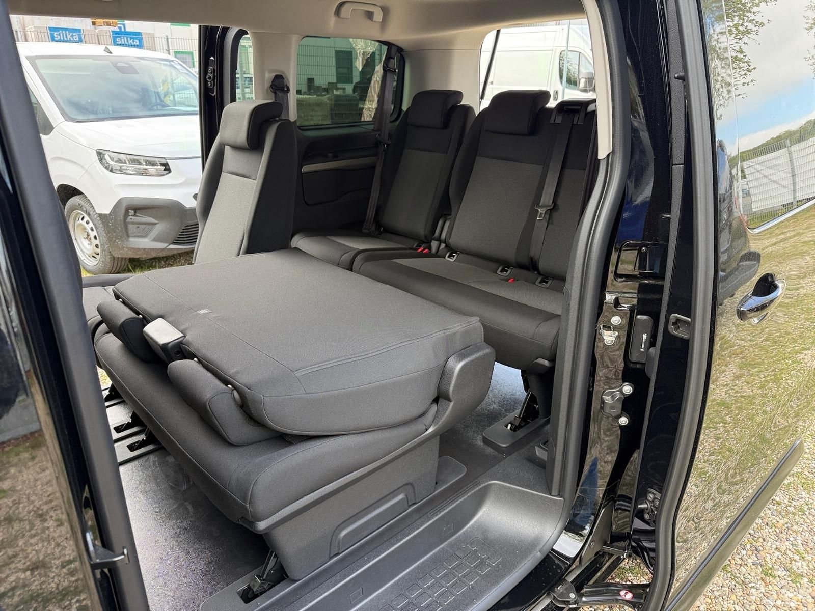 Fahrzeugabbildung Opel Zafira Edition 2.2 Diesel 180 AT8