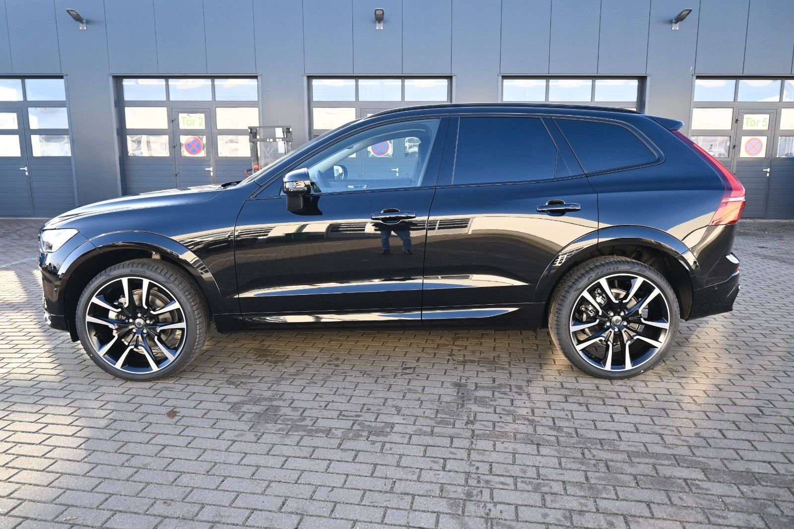 Fahrzeugabbildung Volvo XC60 B5 AWD Ultra Dark*LUFT*360°*ACC*AHK