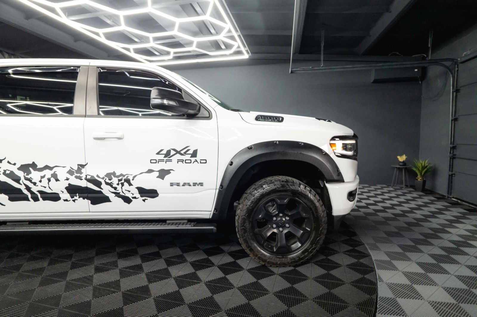Fahrzeugabbildung Dodge RAM 5.7 V8 HEMI 4x4 OFFROAD Night-Paket Limited