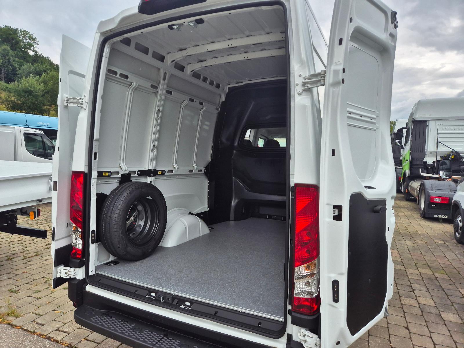 Iveco DAILY 35S14 7-Sitzer DOKA