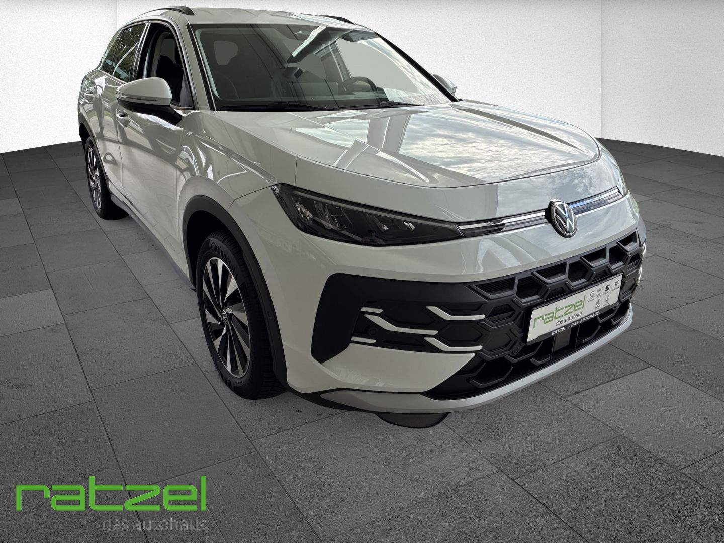 Fahrzeugabbildung Volkswagen T-Roc 1.5 eTSI AHK+Ganzjahresreifen+Navi