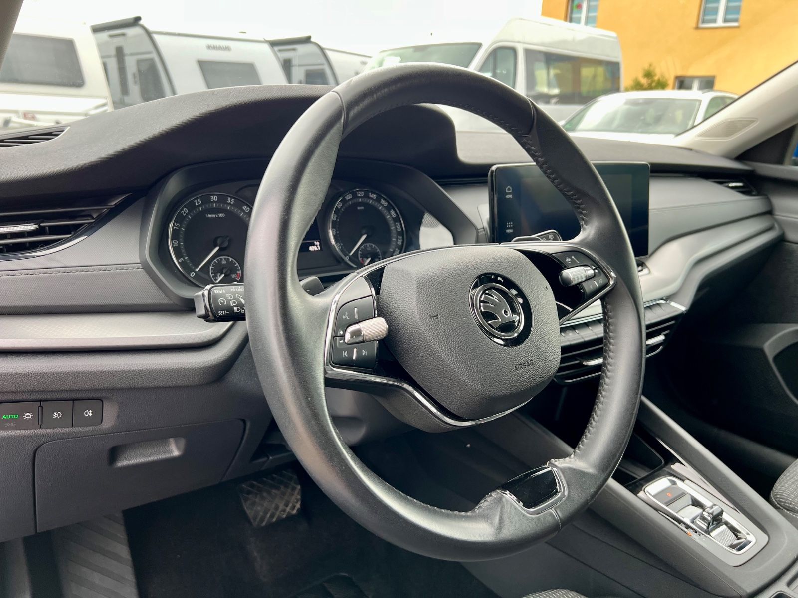 SKODA Octavia Combi 2.0 TDI AAC PDC NAVI AHK LED