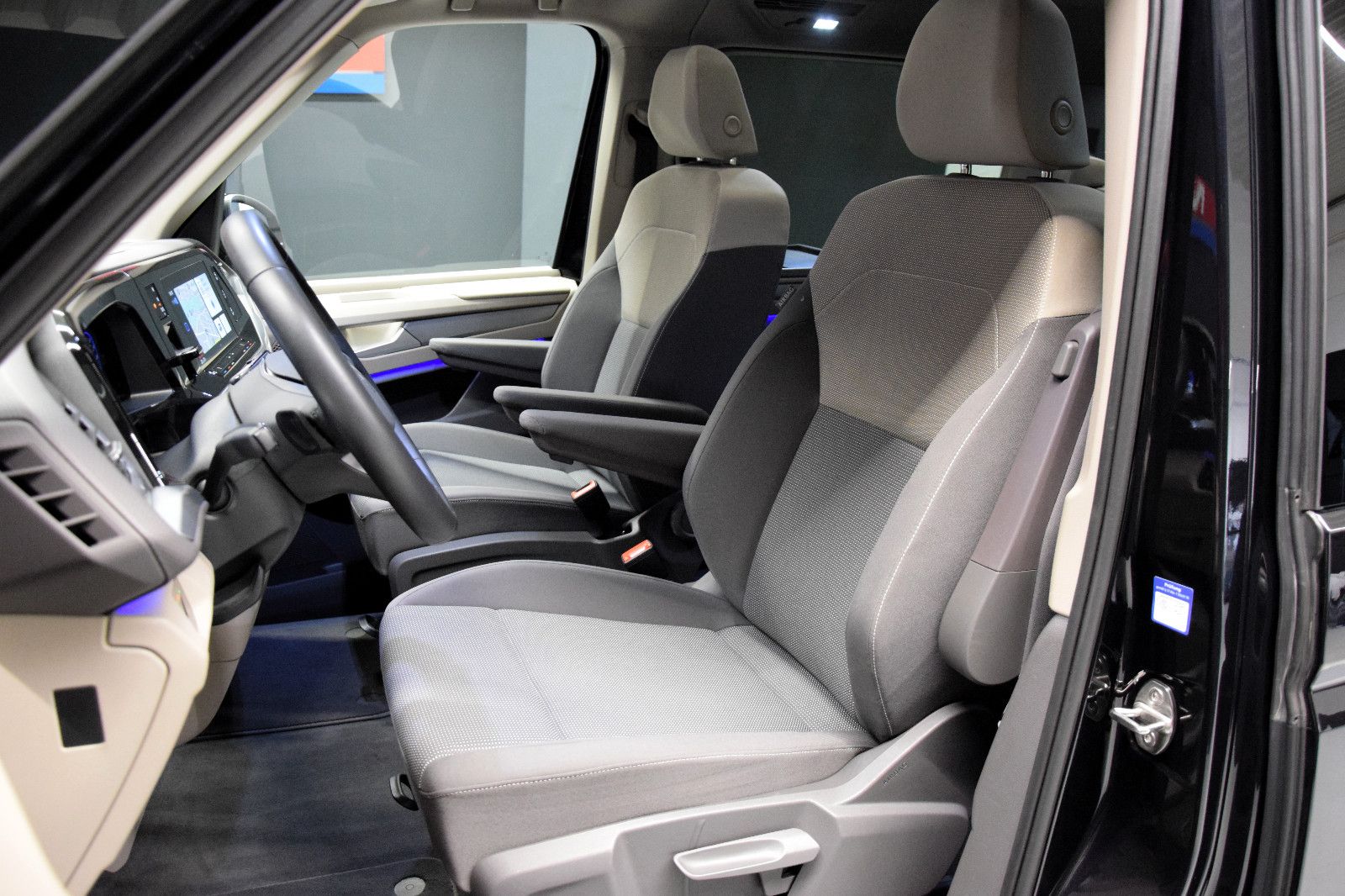 Fahrzeugabbildung Volkswagen T7 Multivan DSG Life 7-Sitze Pano AHK IQ-Light