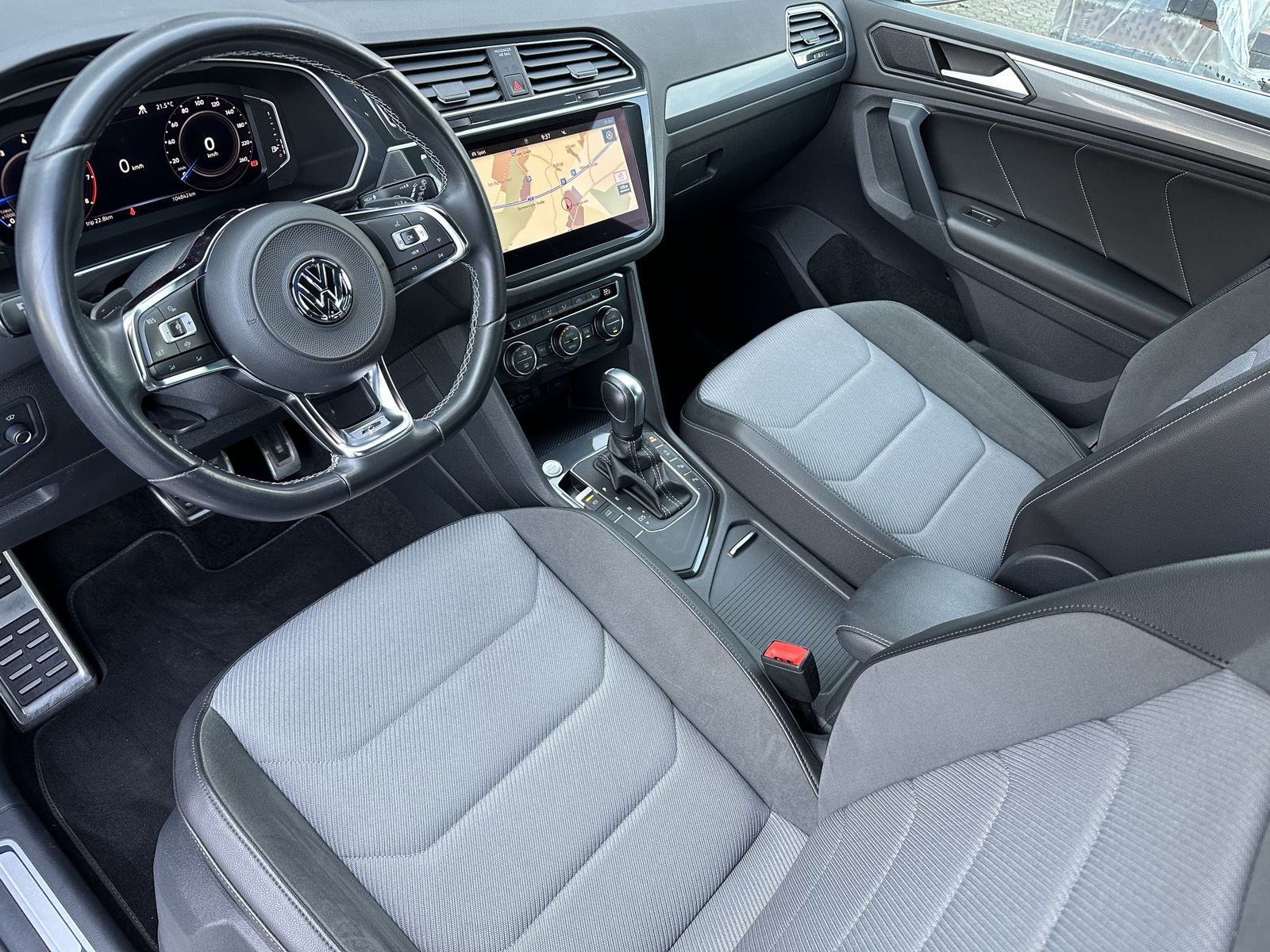 Fahrzeugabbildung Volkswagen Tiguan 1.5 TSI DSG R-Line NAV+LED+HUD+ACC+KAMERA