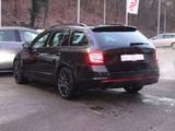 Skoda Octavia 2.0 TSI DSG RS LED Navi Tempomat AHK - Skoda Octavia: mit Navigationssystem