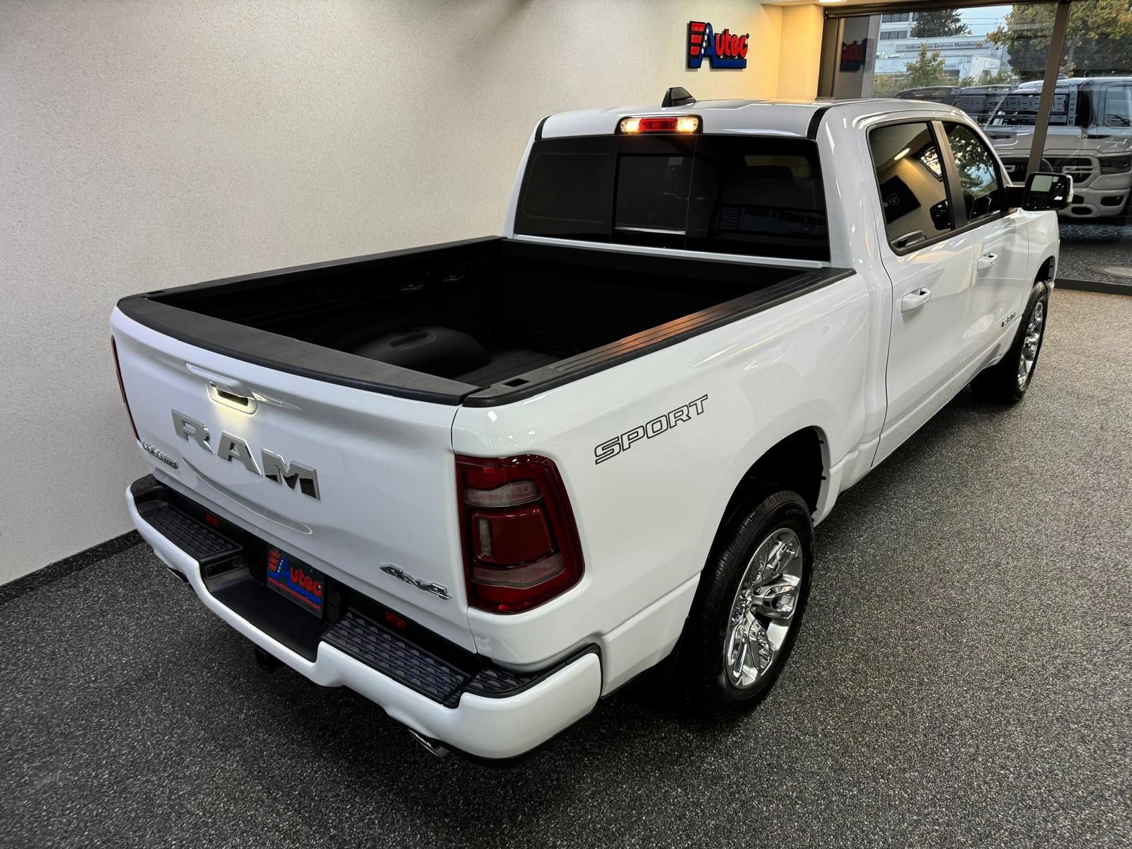 Fahrzeugabbildung Dodge LARAMIE CREW CAB SPORT  12" LUFTFEDER  HEMI 4x4