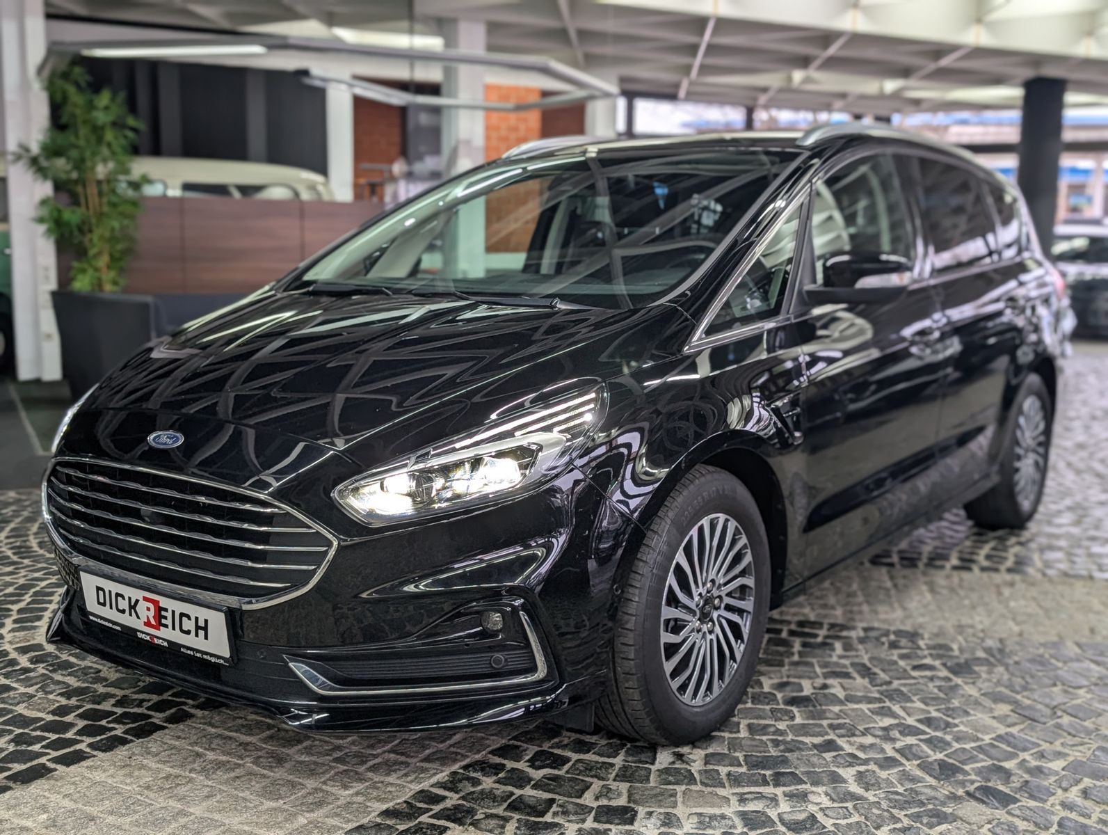 Fahrzeugabbildung Ford S-MAX Titanium TEMP KAM XENON NAVI 7-SITZER SHZ