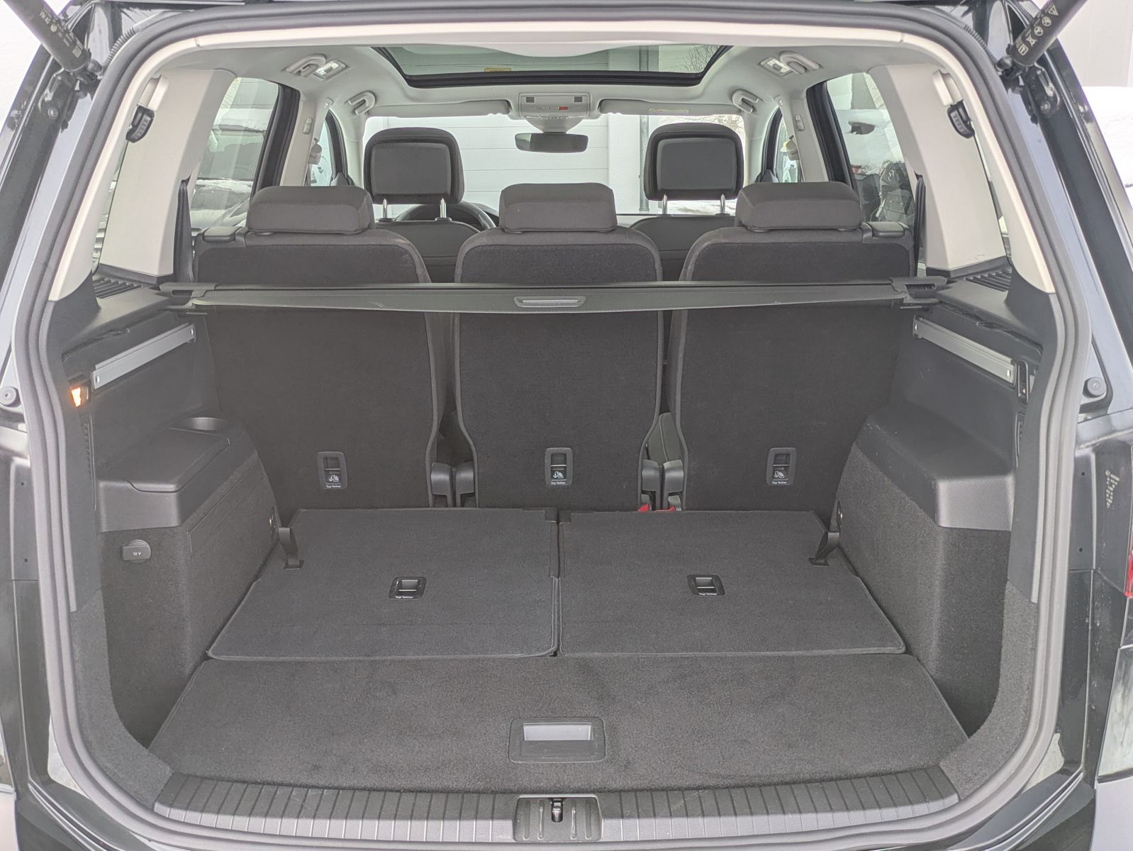 Fahrzeugabbildung Volkswagen Touran 2.0 DSG R-Line High. Pano 7-Si IQ.Dri AHK