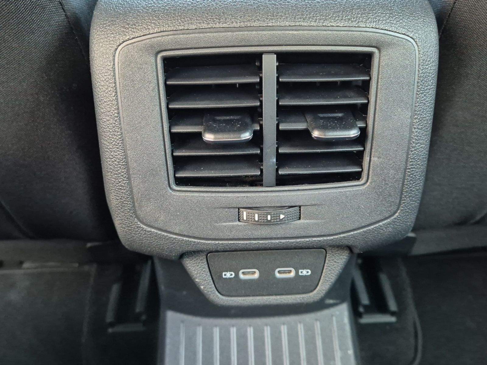 Fahrzeugabbildung Volkswagen T-Roc TSI Life DSG LED Navi AID ACC RFK SH