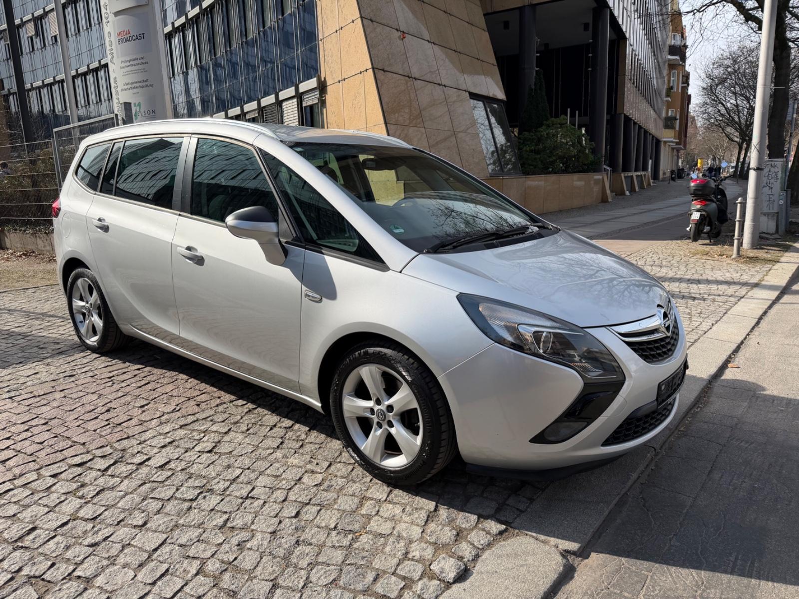 Opel Zafira C Edition 2.0 NAVI 8 Fach bereift Tüv