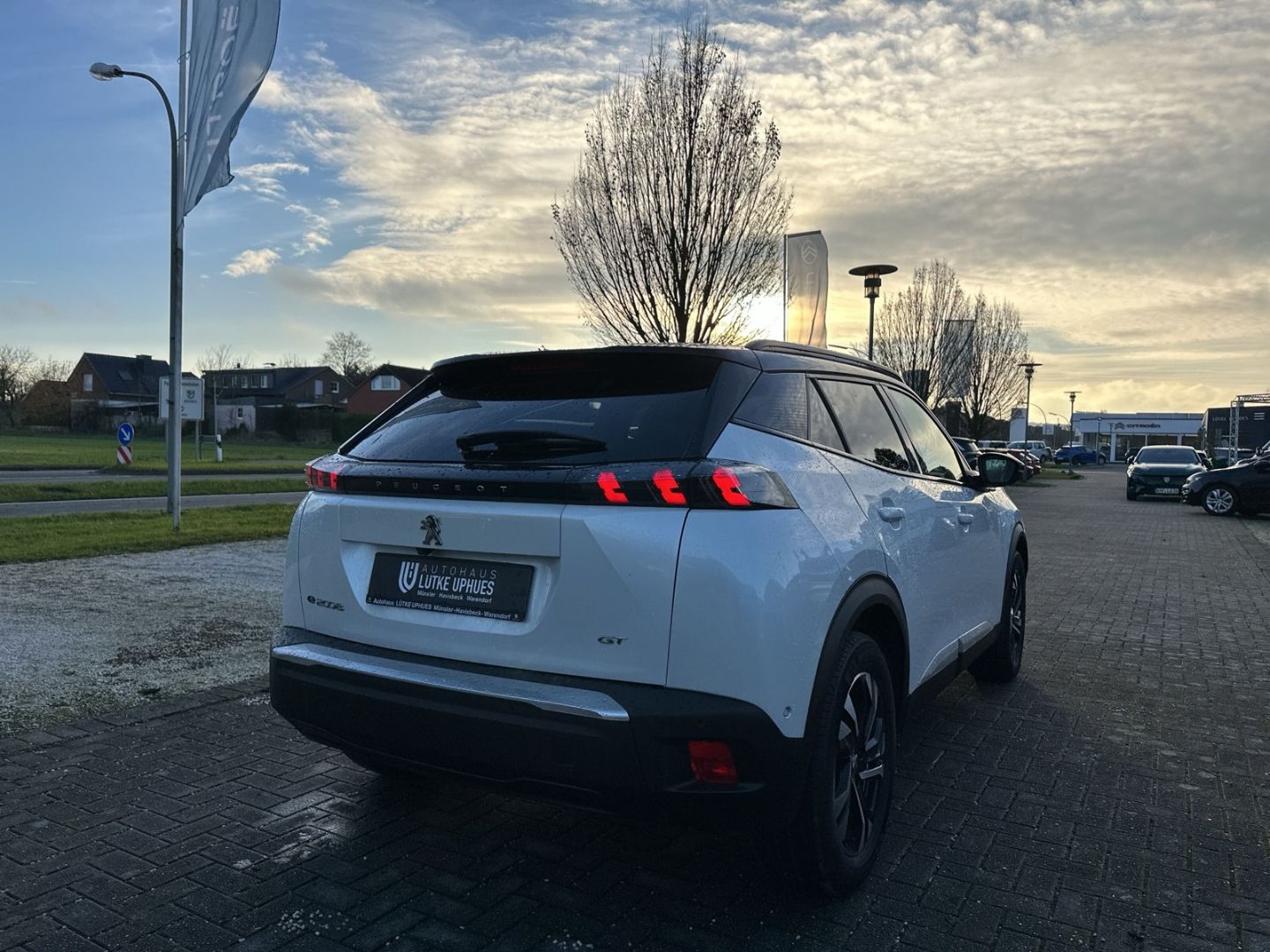 Fahrzeugabbildung Peugeot 2008 GT Elektro 136 Sportpaket El. Panodach Navi