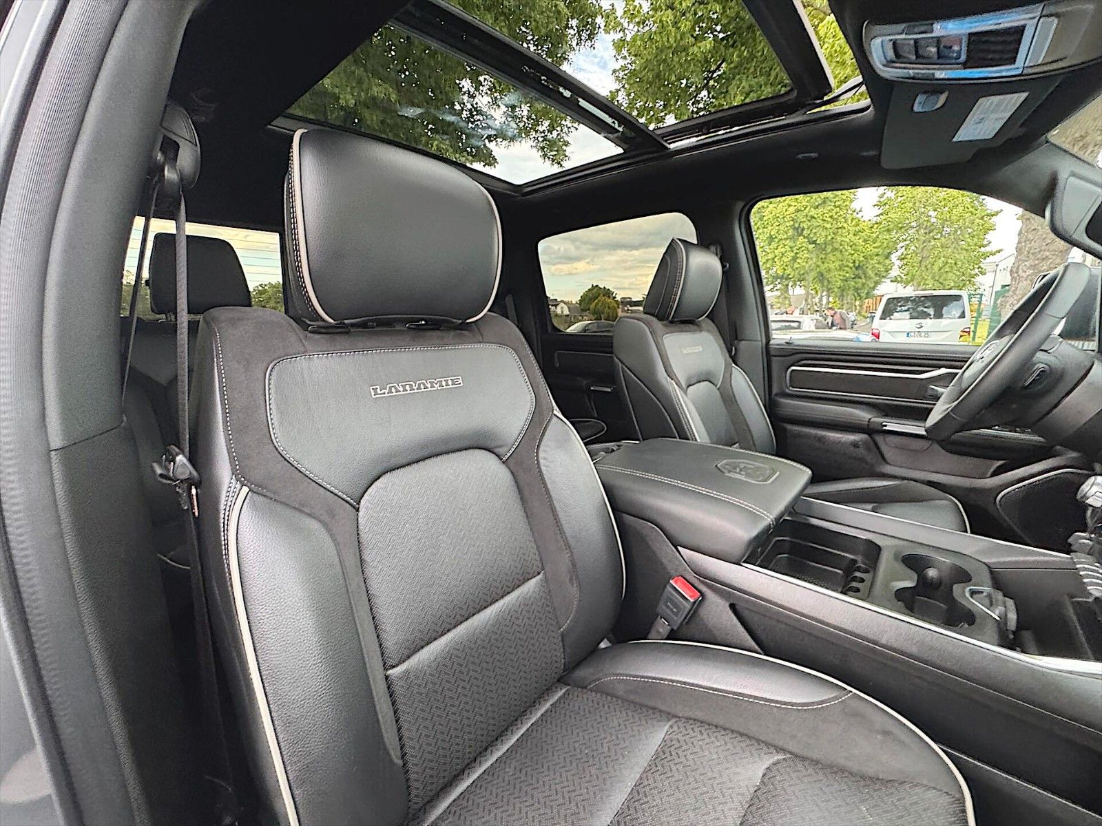 Fahrzeugabbildung Dodge RAM 5.7 V8 LARAMIE PUNISHER Offroad  4x4 *Pano*