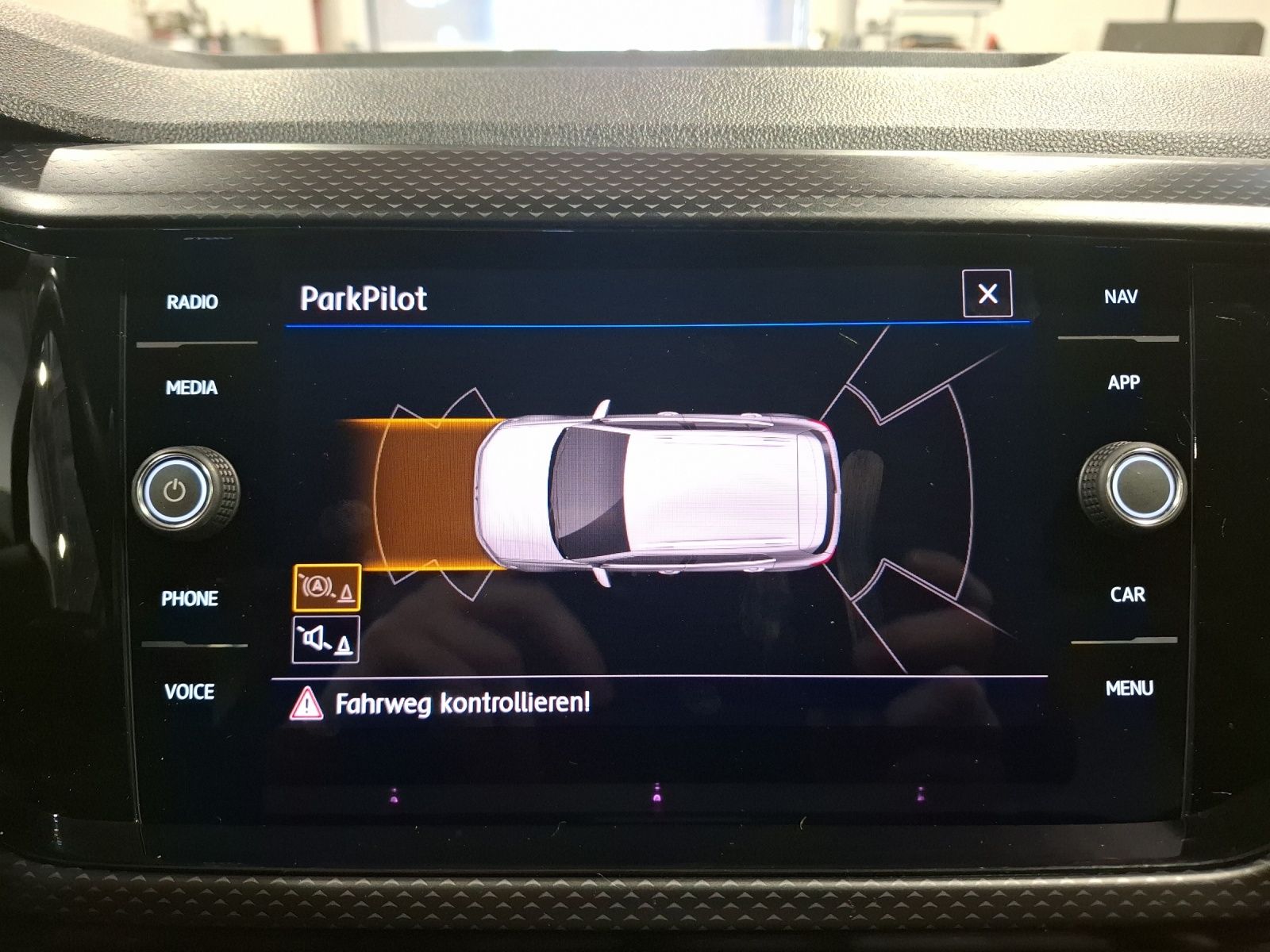 Fahrzeugabbildung Volkswagen T-Cross TSI Life AHK Navi ACC PDC SH 17"