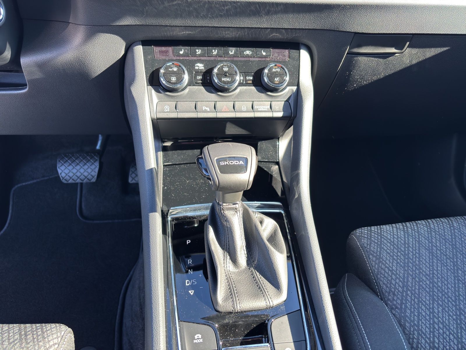 Fahrzeugabbildung SKODA Karoq Balance 1.5 TSI DSG AHZ LED RFK SH ACC Cli