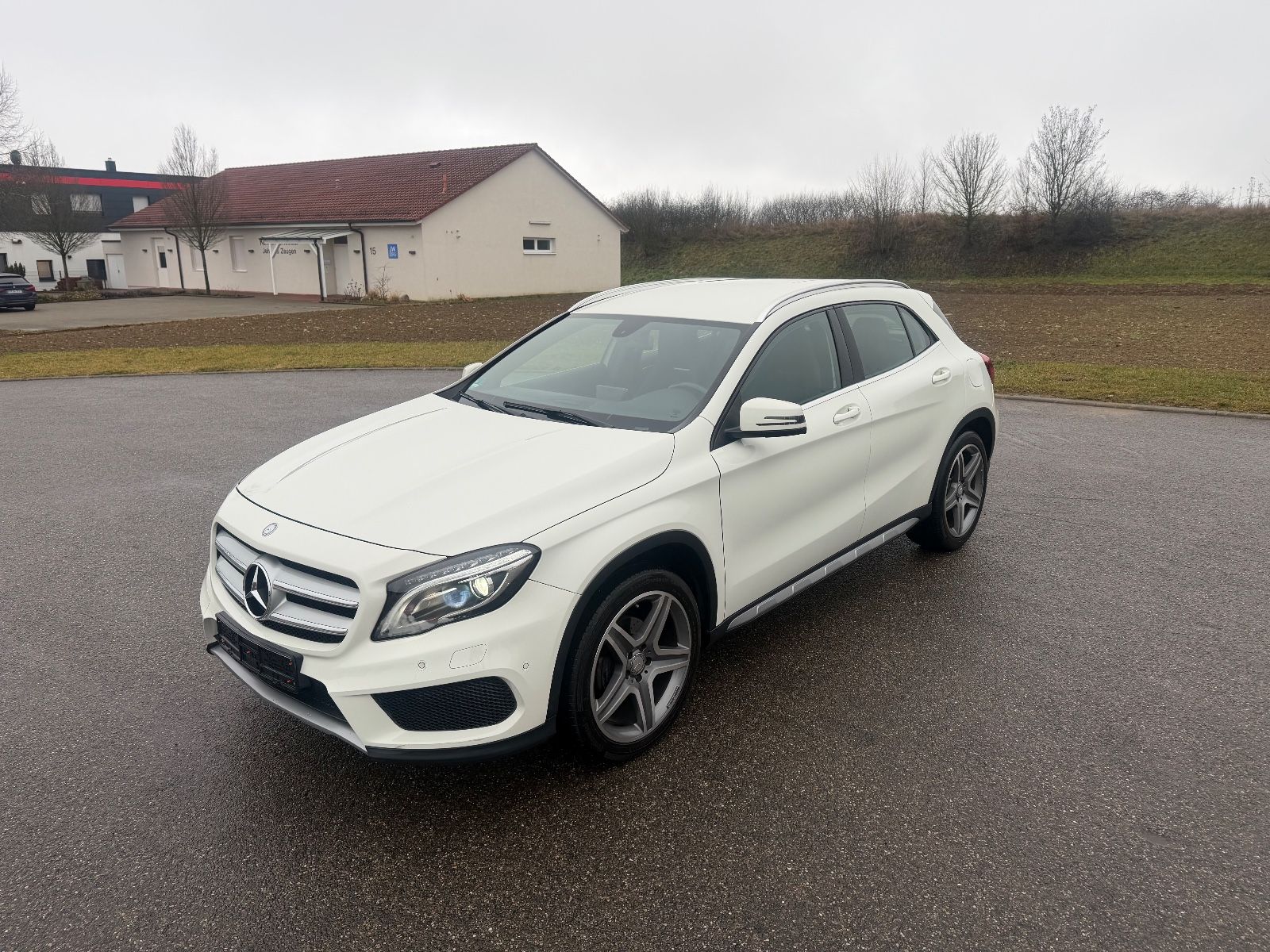 MERCEDES-BENZ GLA 200*AMG PAKET*AUTOM*BI-XEN*OFFROAD-PAKET*