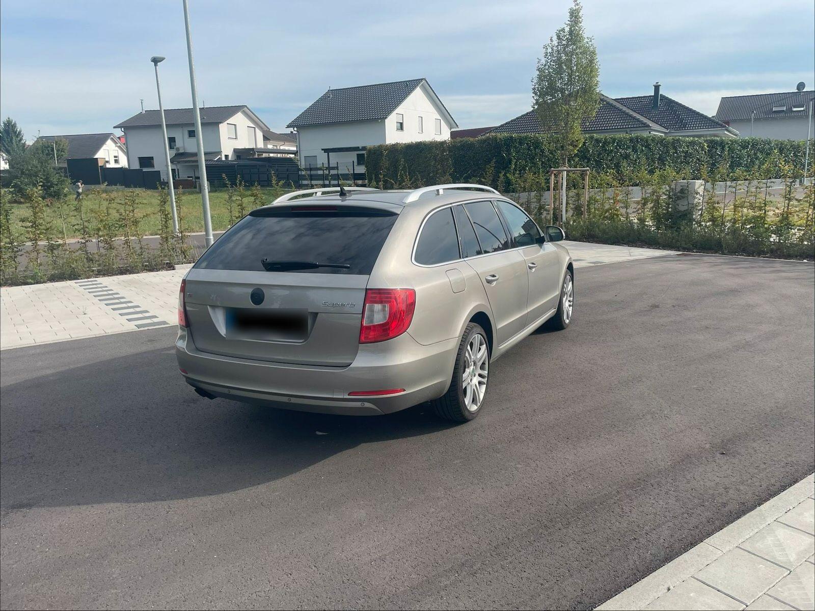 Skoda Superb 2012 — interior