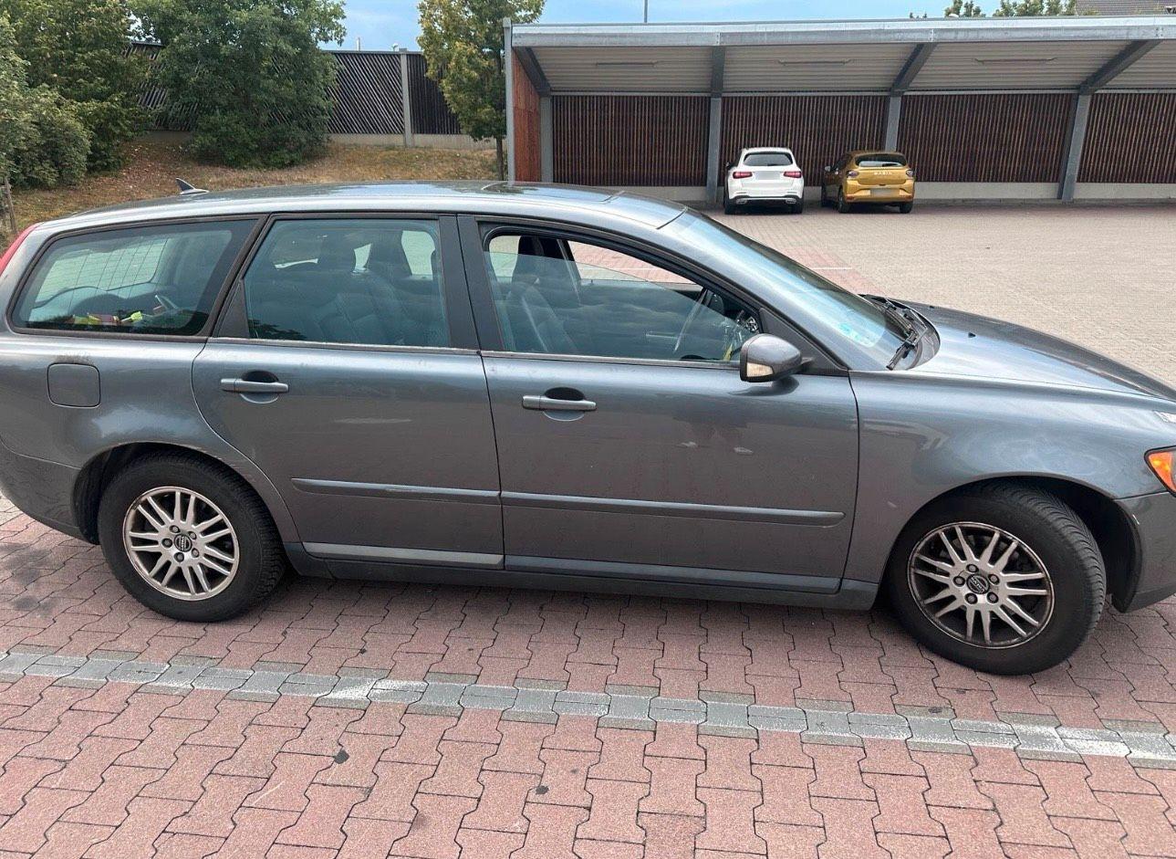 Volvo V50 2004 — rear view