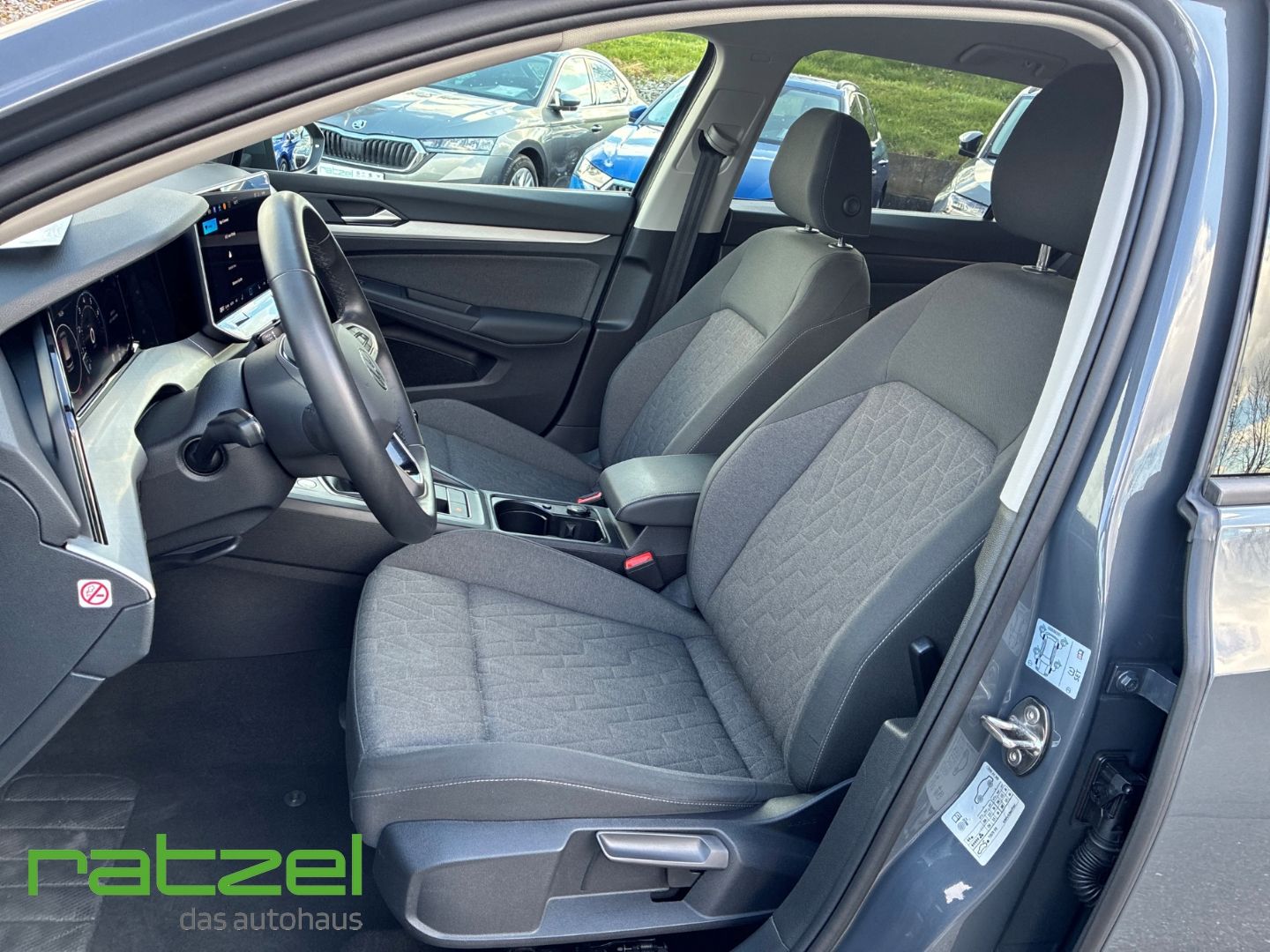 Fahrzeugabbildung Volkswagen Golf Variant Life 1.5 TSI Digitales Cockpit LED