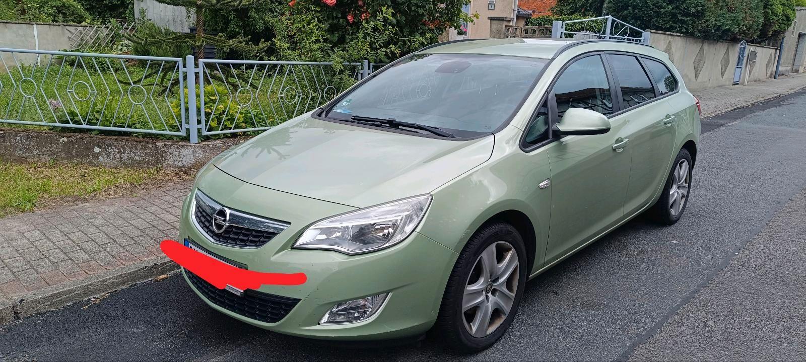 Opel Astra 2011 — rear view
