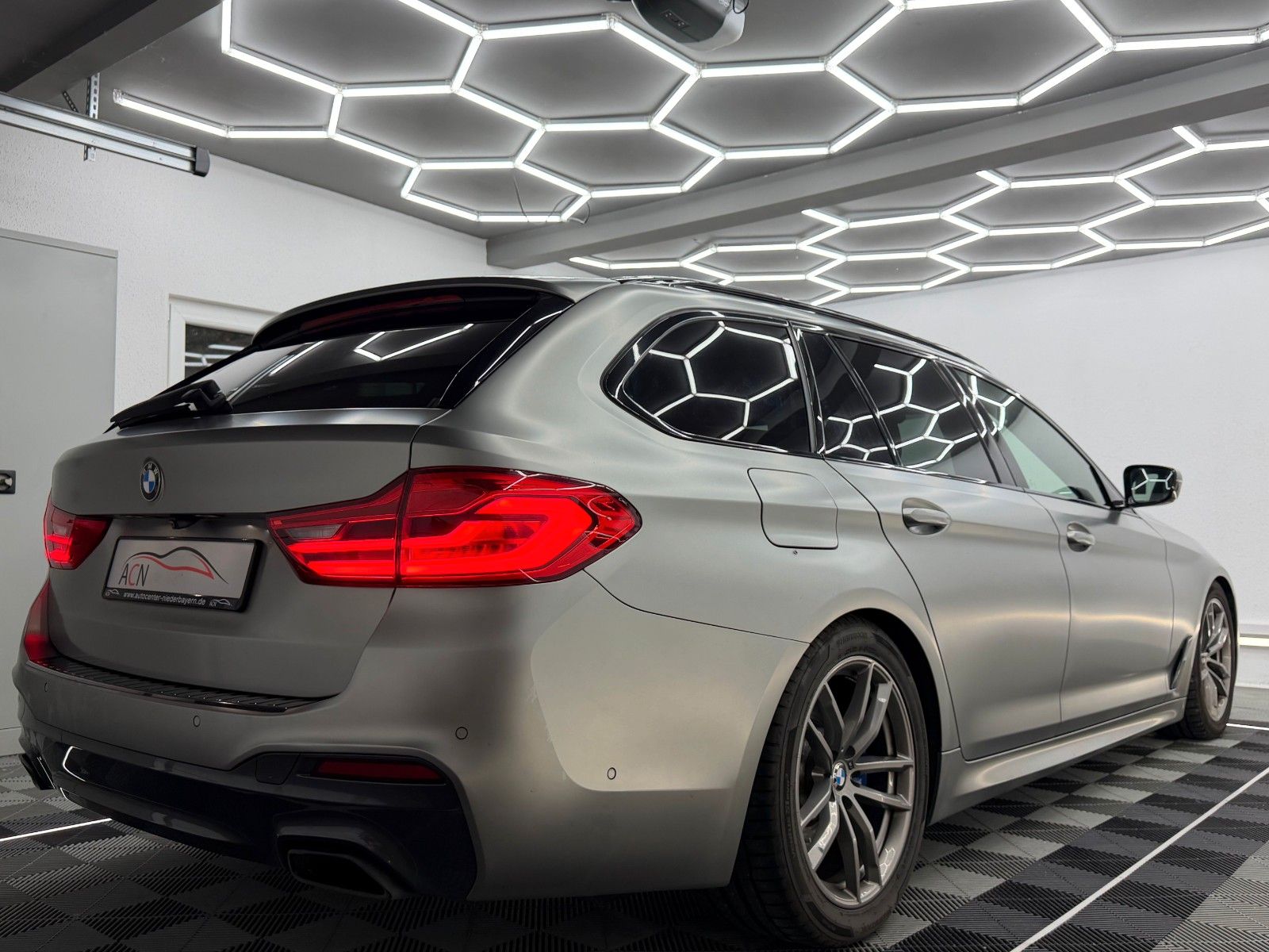 Fahrzeugabbildung BMW 530 d xDrive M SPORT/LED/HuD/FROZEN LACKIERUNG
