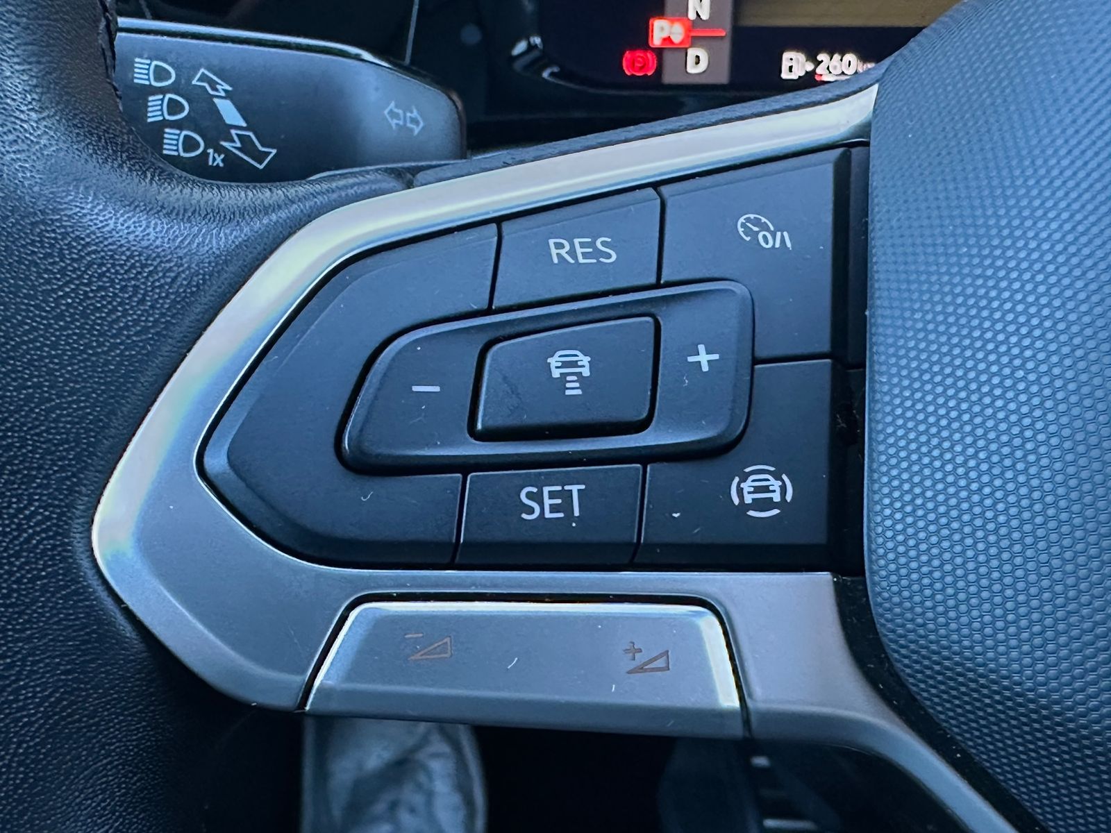 Fahrzeugabbildung Volkswagen Golf VIII 2.0 TDI DSG MOVE NAV+PANO+AHK+HUD+KAM