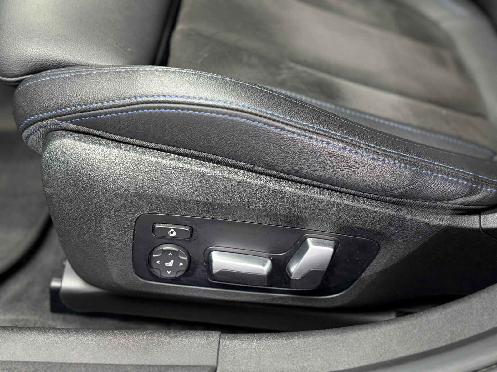 Fahrzeugabbildung BMW 320i Touring M Sport|HIFI|RF-CAM|ACC