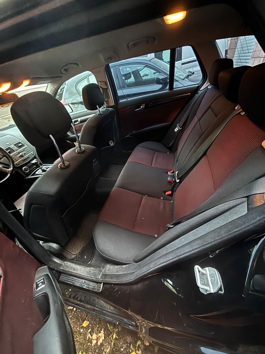 Mercedes-Benz C200 2010 — photo 8