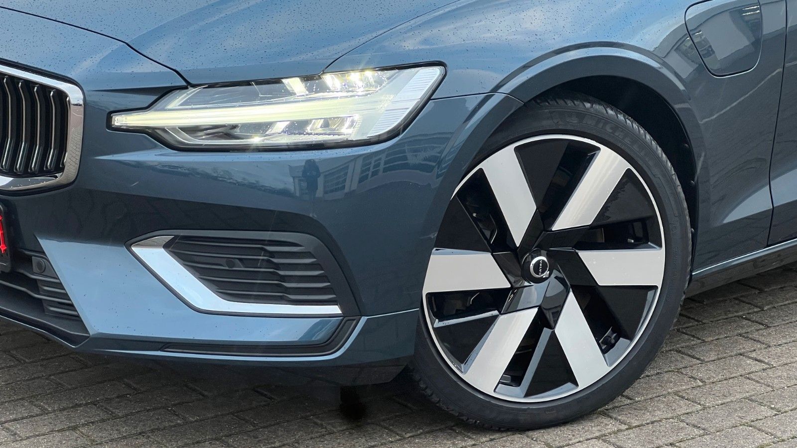 Fahrzeugabbildung Volvo V60 T6 PHEV AWD Essential *Leder*PDC*LHZG*