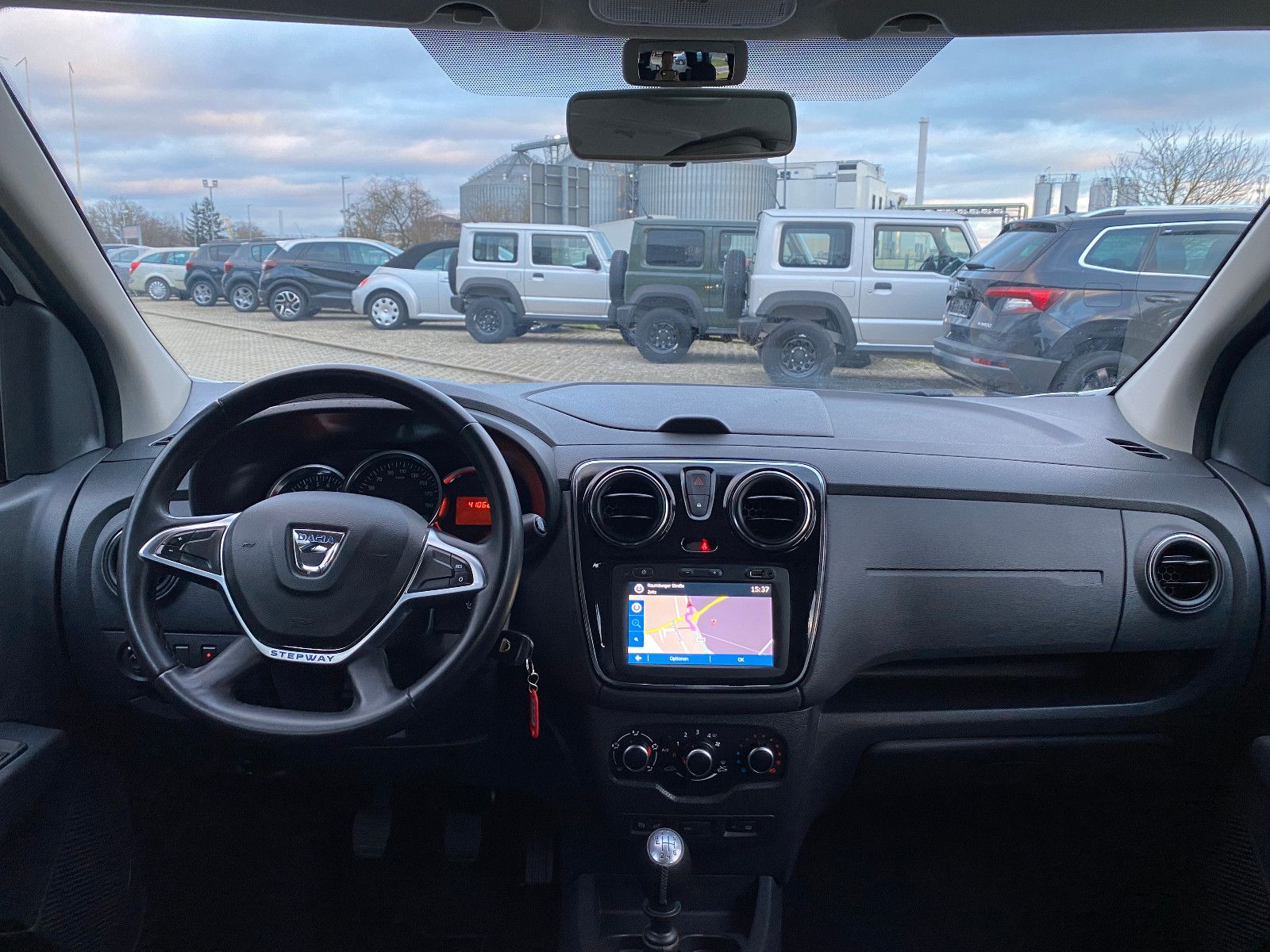 Fahrzeugabbildung Dacia Lodgy Stepway 1.3 NAVI+KLIMA+SHZ+AHK+TÜV-NEU