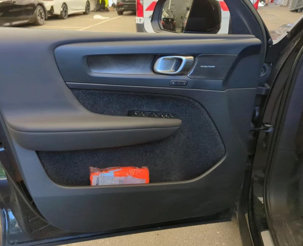 Fahrzeugabbildung Volvo XC40 Electric AWD Ultimate LED/ACC/NAVI/SHZ/H&K