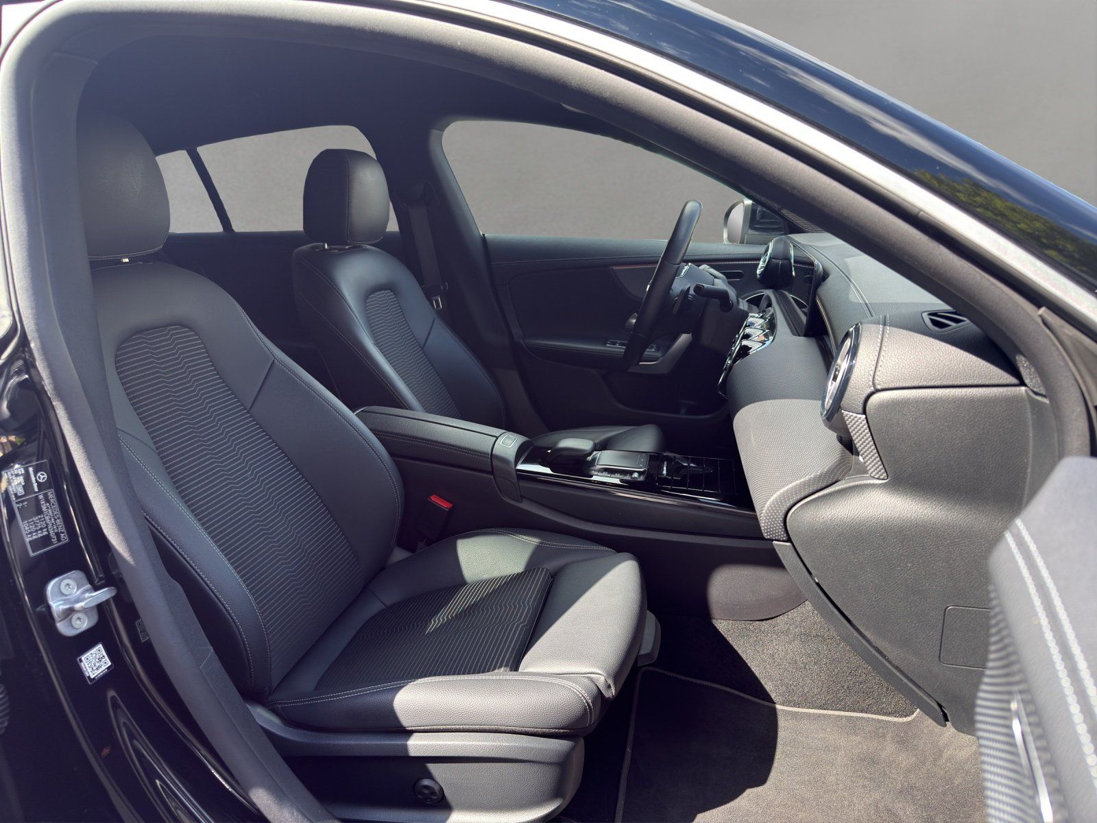 Fahrzeugabbildung Mercedes-Benz CLA200d SB Prog DISTR Memo AHK HighMBUX Busi HUD