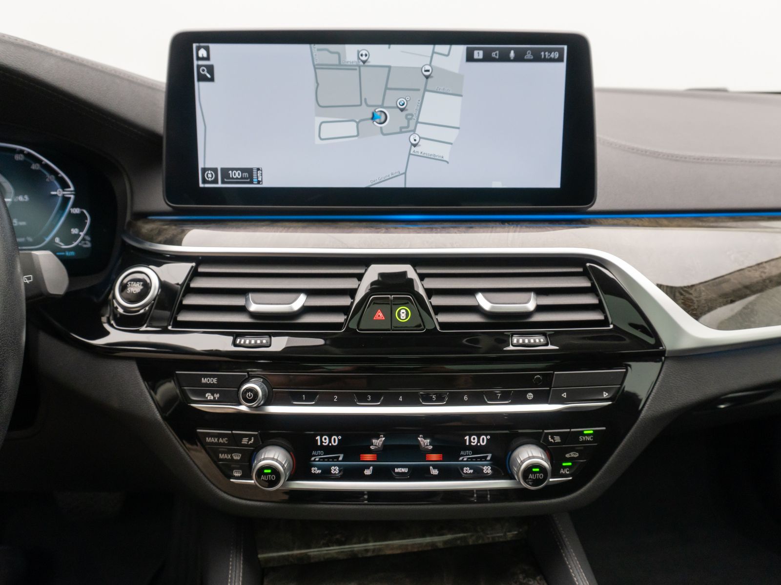 Fahrzeugabbildung BMW 530e xD LuxuryLine Panorama Laser Kamera HUD H/K