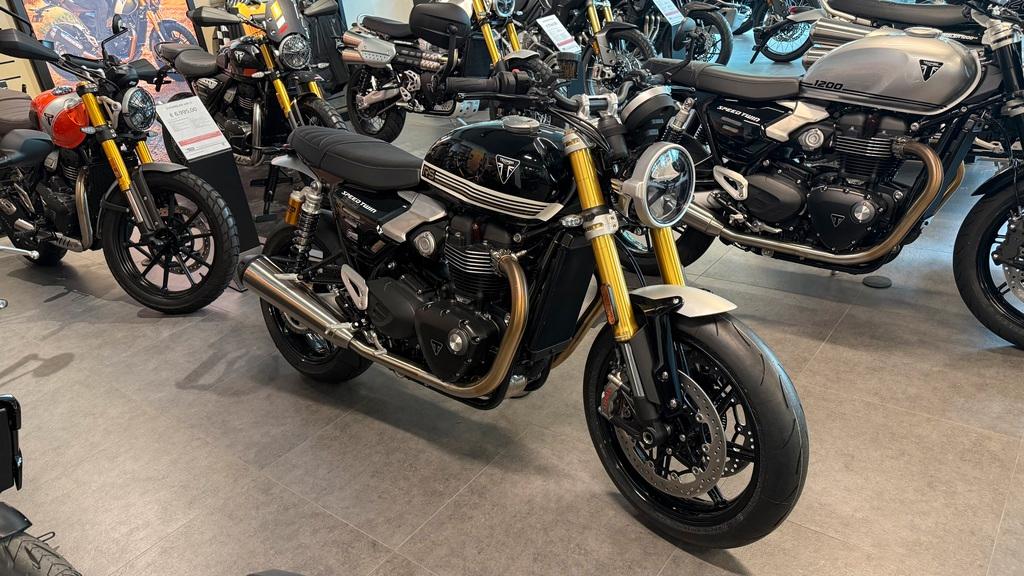 Triumph SPEED TWIN 1200 RS in Saphire Black