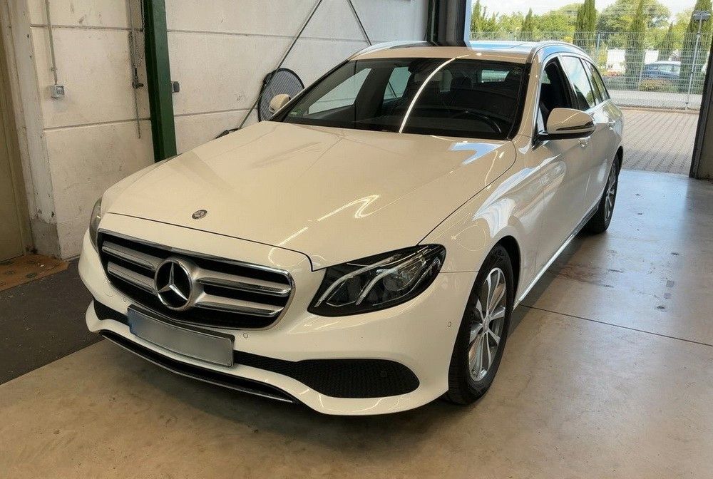 Image of Mercedes-Benz E 200
